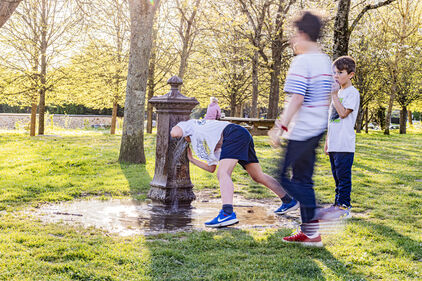 Des enfants boivent à la fontaine