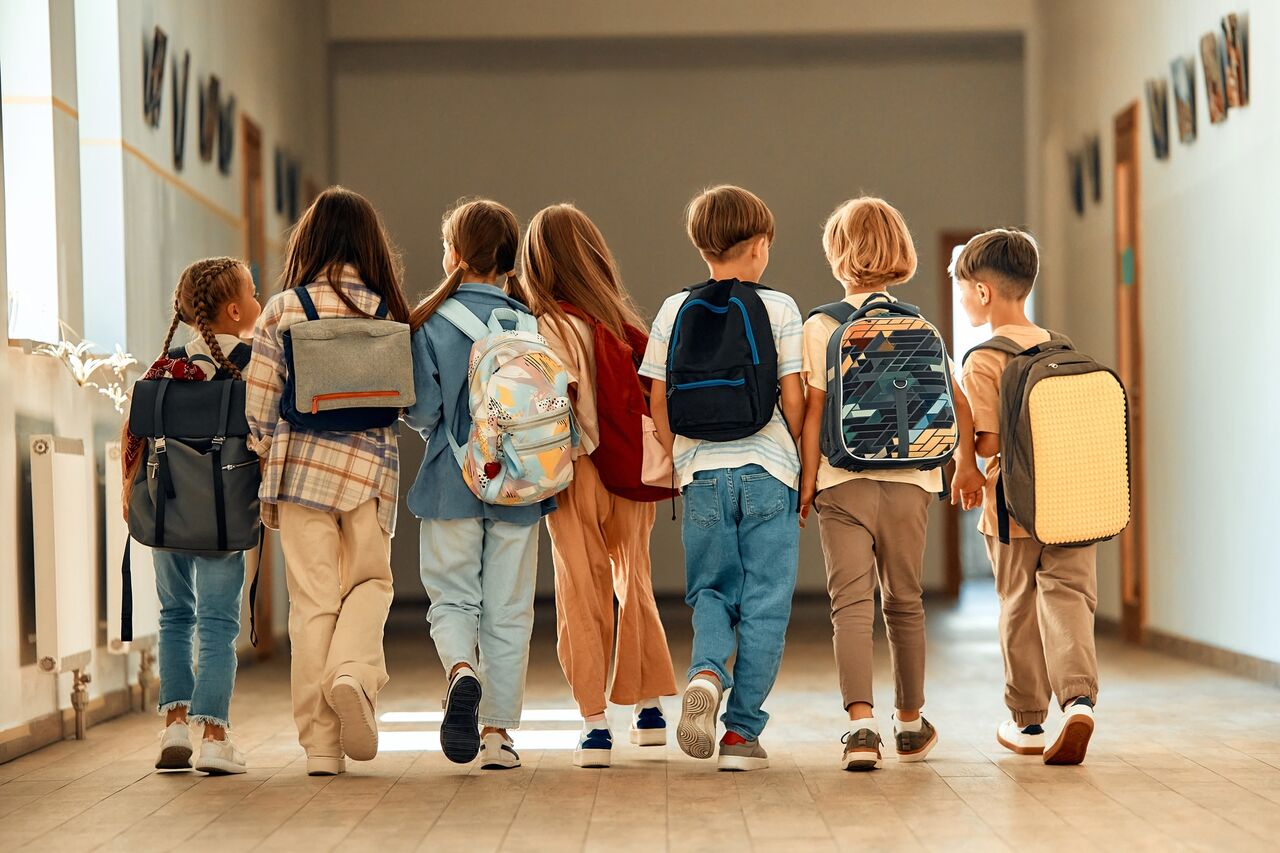 è enfants marchent dans le couloirs d'une école