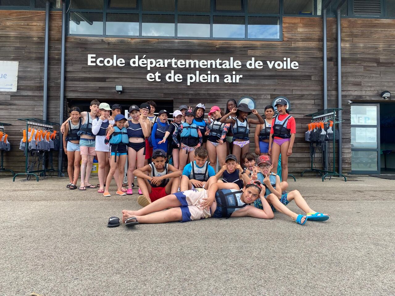 Le groupe de jeune prend la pose avant d'aller à l'eau